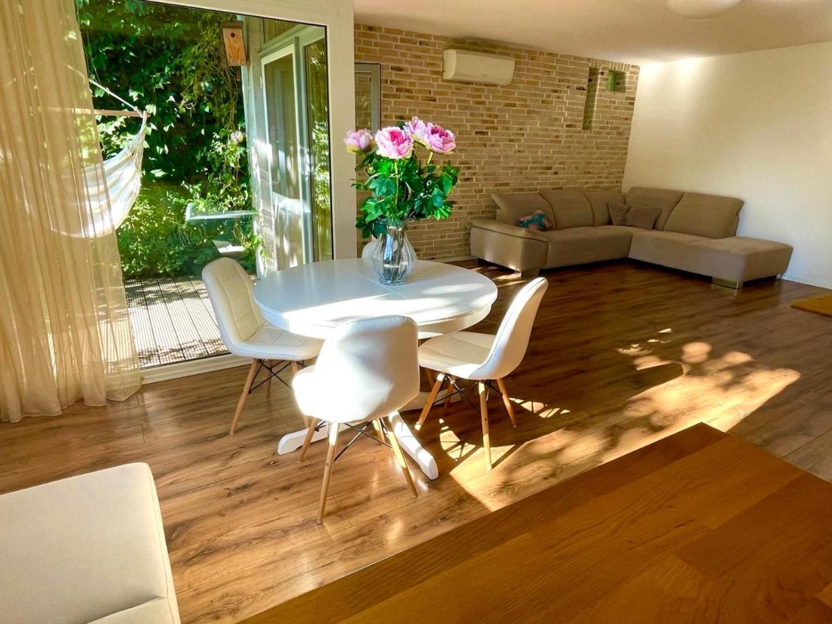 70M2 Romantic Living In The Old Town With Garden Братислава Екстер'єр фото